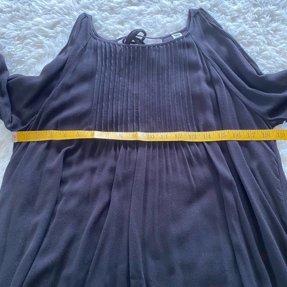 Old Navy Black Long Sleeve Cold Shoulder Pleated Top Size Medium - Picture 7 of 9